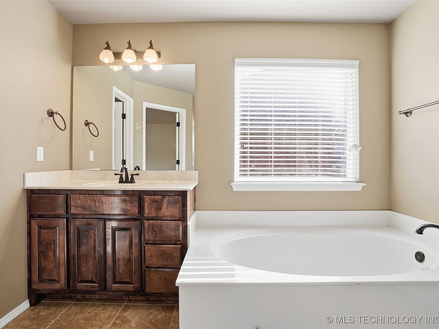 1809 W Woodbury St N, Broken Arrow